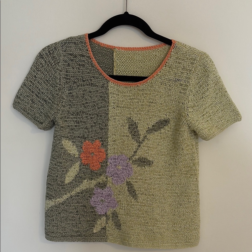 Split Color Floral Knit Short Sleeve Top